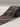 Schwarze Krawatte mit blauen, orangen und violetten Streifen